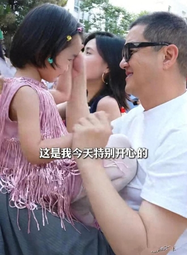 李亚鹏和太太容光焕发跟女儿过六一儿童节。